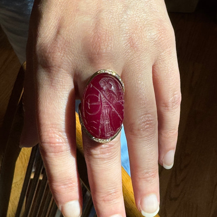 ELLEN HOFFMAN DESIGNS 18K GOLD, PAVE DIAMOND, ANCIENT CHALCEDONY WITH CARVING OF EGYPTIAN WARRIOR, CIRCA 400 BCE, RING