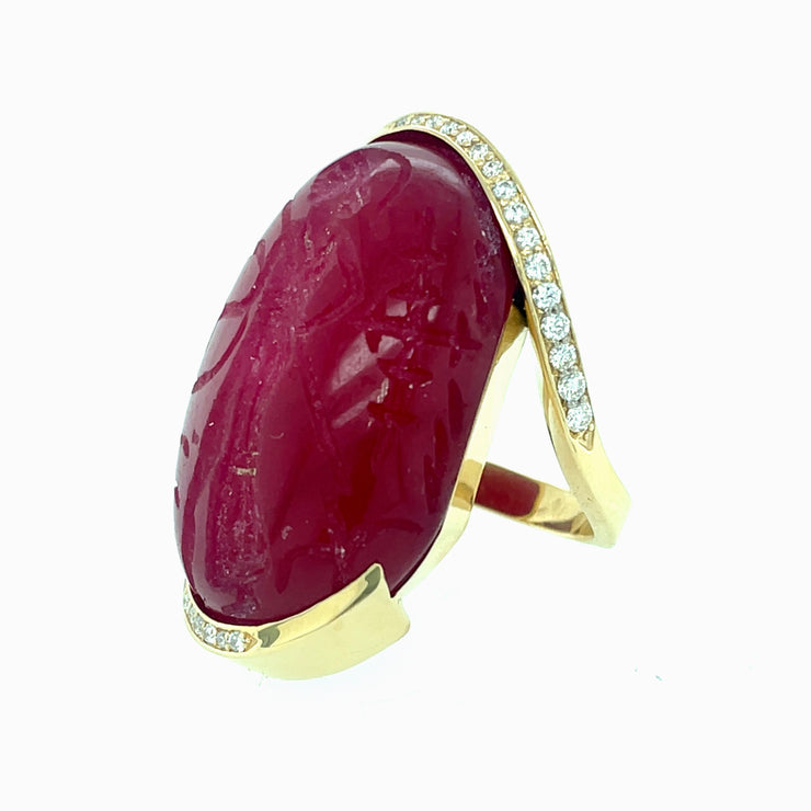 ELLEN HOFFMAN DESIGNS 18K GOLD, PAVE DIAMOND, ANCIENT CHALCEDONY WITH CARVING OF EGYPTIAN WARRIOR, CIRCA 400 BCE, RING