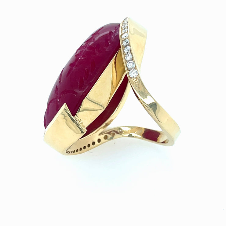 ELLEN HOFFMAN DESIGNS 18K GOLD, PAVE DIAMOND, ANCIENT CHALCEDONY WITH CARVING OF EGYPTIAN WARRIOR, CIRCA 400 BCE, RING